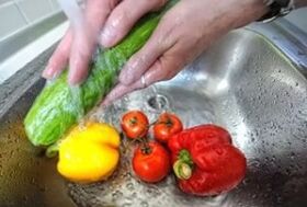 измиване на зеленчуци за предотвратяване на заразяване с паразити