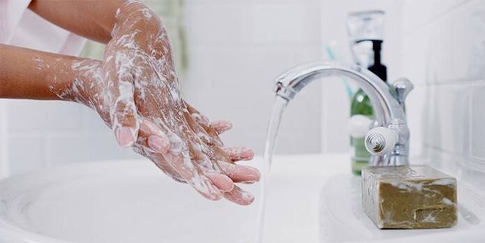 измиване на ръцете със сапун за предотвратяване на глисти